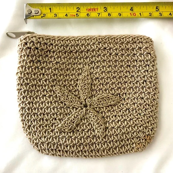 EUC 90’s tan fully lined crochet change/id/card zip closure purse. - Picture 1 of 4